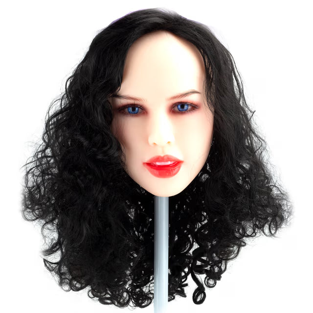 Babi - Boneca Realística em TPE com Pele Morena, Cabelo Cacheado, Olhos Azuis, Seios Fartos, Vértebras em Aço, 5 Modo de Sucção e Acessórios - 46 Kg e 1,67 Metros de Altura