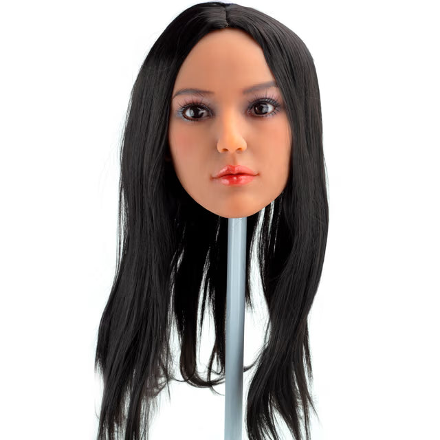 Britney - Boneca Realística em TPE com Pele Morena, Cabelo Castanho, Olhos Castanhos, Seios Pequenos, Vértebras em Aço e Acessórios - 32,6kg e 1,48 Metros de Altura