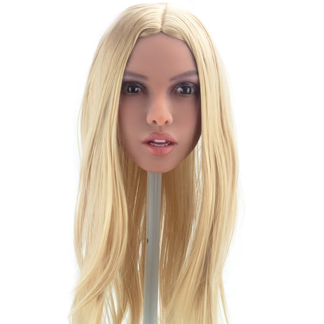 Chloe - Boneca Realística em TPE com Pele Morena, Cabelo Longo, Olhos Castanhos, Seios Pequenos, Vértebras em Aço e Acessórios - 43 Kg e 1,57 Metros de Altura